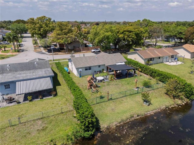 Продажа дома по адресу 401 NW 83rd Way - фото 7536399