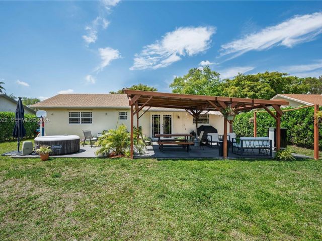 Продажа дома по адресу 401 NW 83rd Way - фото 7536403