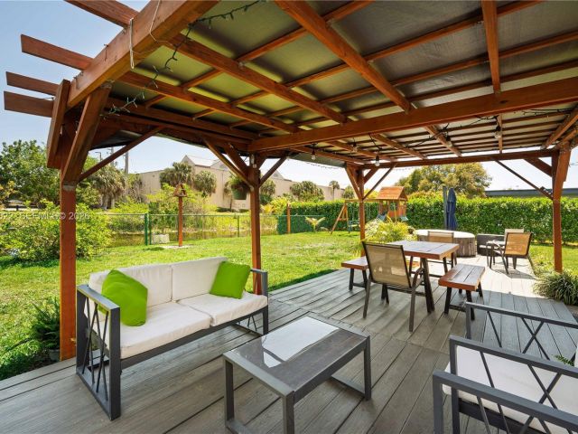 Продажа дома по адресу 401 NW 83rd Way - фото 7536408