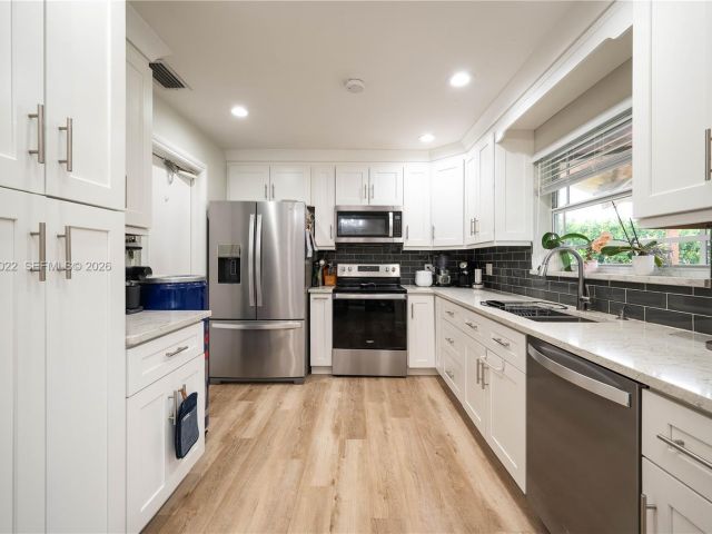 Продажа дома по адресу 401 NW 83rd Way - фото 7536409