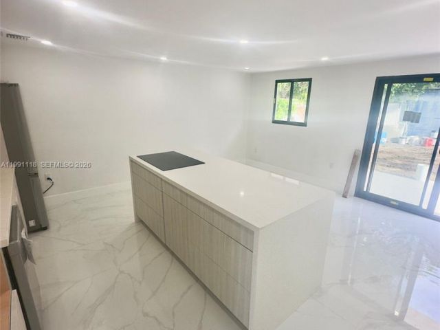 Продажа дома по адресу 2110 NW 43rd St - фото 7536770