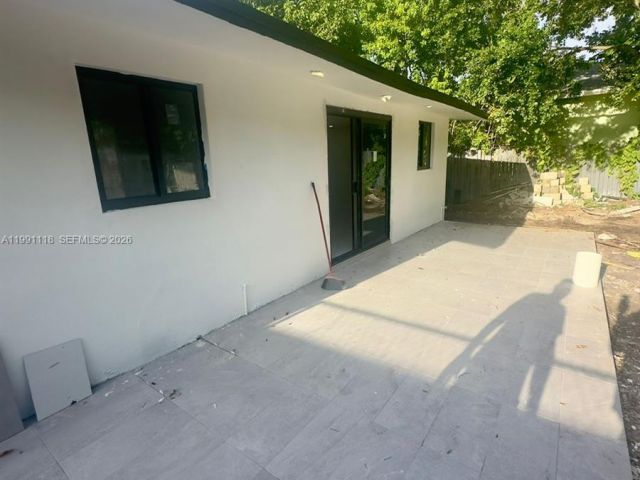 Продажа дома по адресу 2110 NW 43rd St - фото 7536772