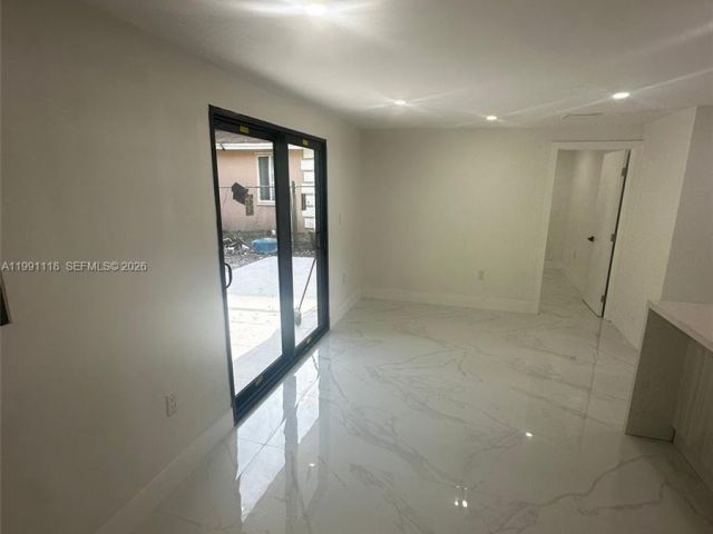 Продажа дома по адресу 2110 NW 43rd St - фото 7536773