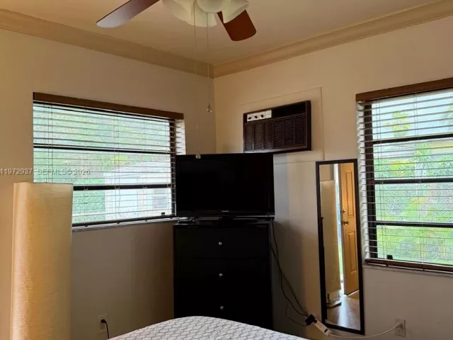 Дом в аренду по адресу 1350 NW 96th St 2 - фото 7538387