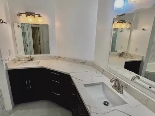 Продажа дома по адресу 2706 NE 30th Pl 2706 - фото 7540353