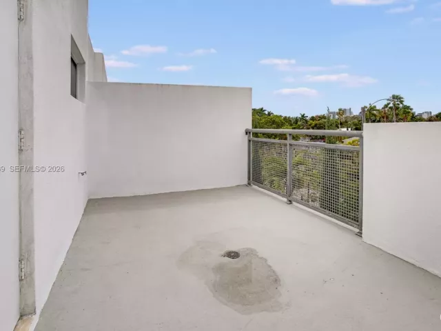 Продажа дома по адресу 820 NE 19th Ave - фото 7545903