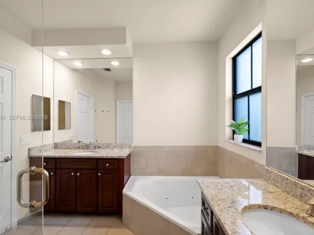 Дом в аренду по адресу 10021 NW 87th Ter - фото 7549795