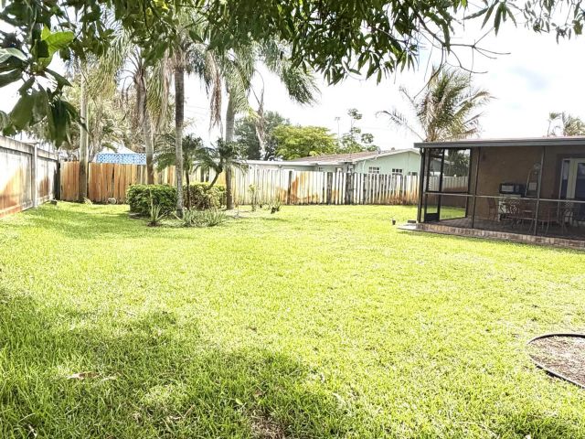 Продажа дома по адресу 6971 SW 1st Court - фото 8692121