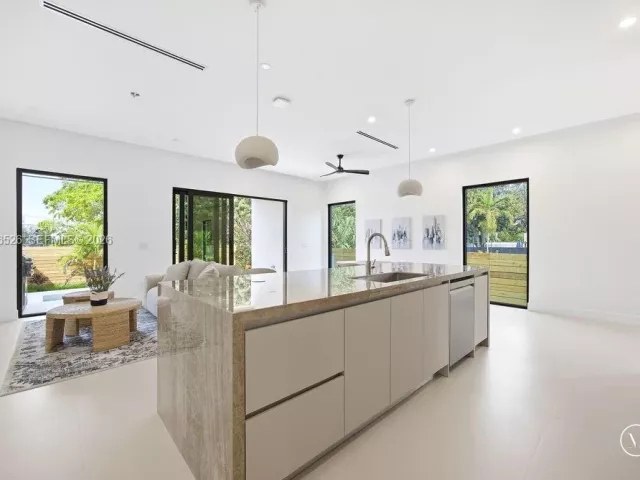 Дом в аренду по адресу 1337 NE 13th Ave 1337 - фото 7566502