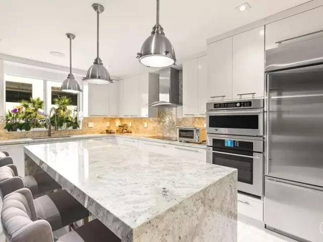 Дом в аренду по адресу 1000 Venetian Way 105 - фото 7567215