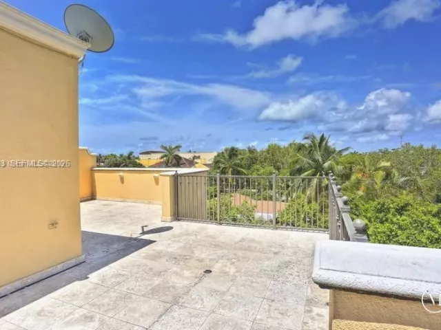 Дом в аренду по адресу 592 Fernwood Rd B - фото 7569040