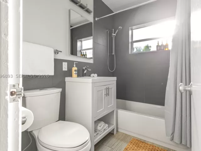 Продажа дома по адресу 201 NE 16th Ct - фото 9381760
