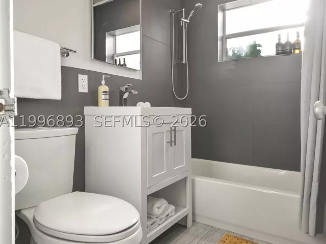 Продажа дома по адресу 201 NE 16th Ct - фото 9381761