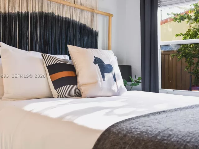 Продажа дома по адресу 201 NE 16th Ct - фото 9381763