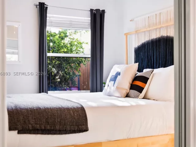 Продажа дома по адресу 201 NE 16th Ct - фото 9381766
