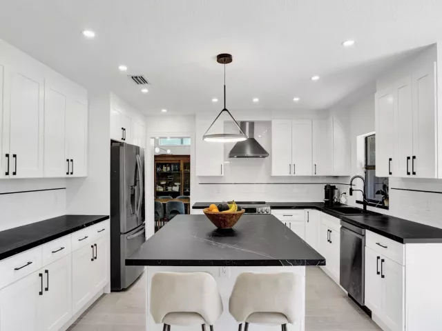 Продажа дома по адресу 10650 Paris Street - фото 8900136