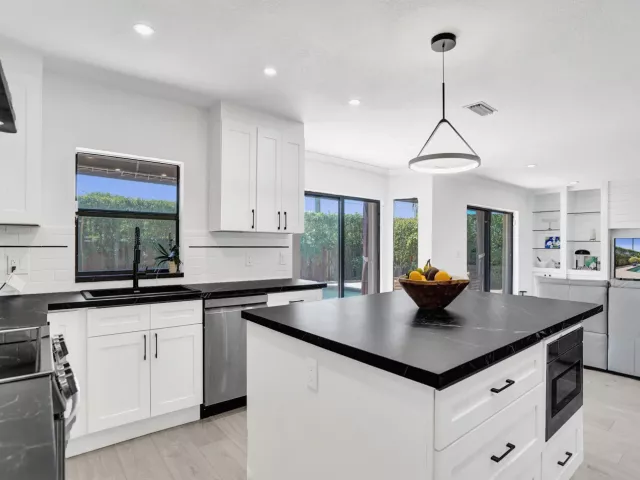 Продажа дома по адресу 10650 Paris Street - фото 8900139