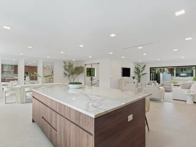 Продажа дома по адресу 1032 SE 13th Terrace - фото 8899943