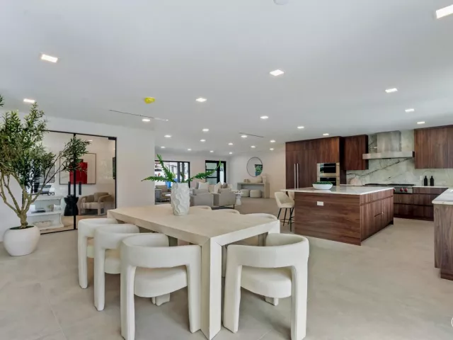 Продажа дома по адресу 1032 SE 13th Terrace - фото 8899944