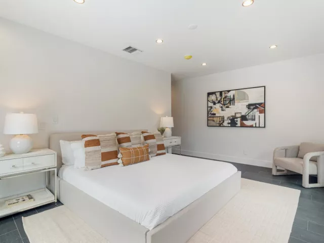 Продажа дома по адресу 1032 SE 13th Terrace - фото 8899948