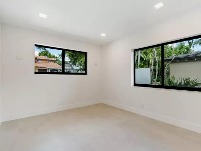 Продажа дома по адресу 1032 SE 13th Terrace - фото 8899951