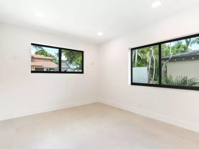 Продажа дома по адресу 1032 SE 13th Terrace - фото 8899952