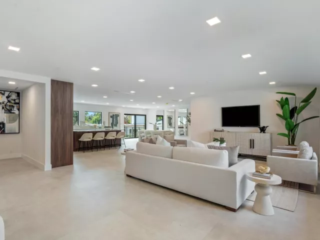 Продажа дома по адресу 1032 SE 13th Terrace - фото 8899934