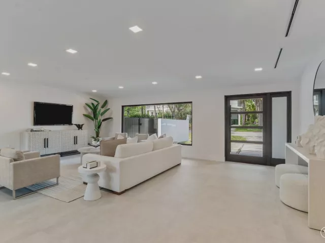 Продажа дома по адресу 1032 SE 13th Terrace - фото 8899935