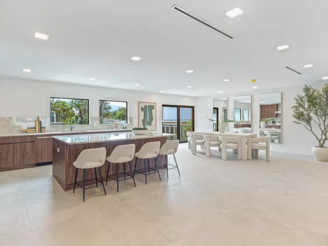 Продажа дома по адресу 1032 SE 13th Terrace - фото 8899936