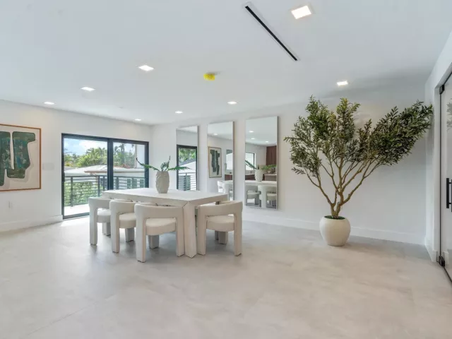 Продажа дома по адресу 1032 SE 13th Terrace - фото 8899937