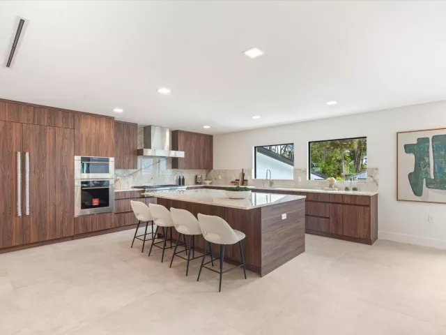 Продажа дома по адресу 1032 SE 13th Terrace - фото 8899938