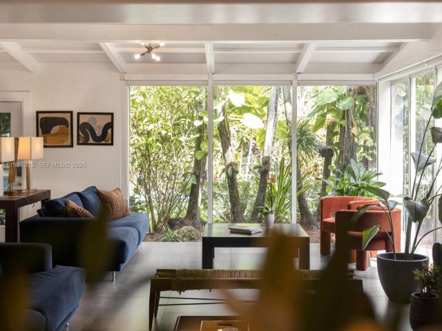 Продажа дома по адресу 11932 NE 8th Avenue - фото 7580515