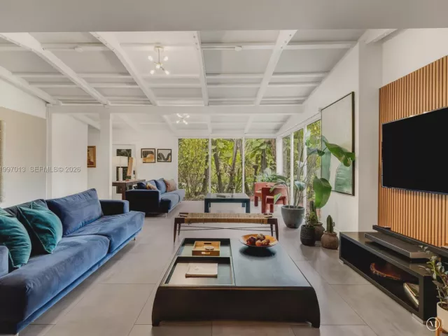 Продажа дома по адресу 11932 NE 8th Avenue - фото 7580499