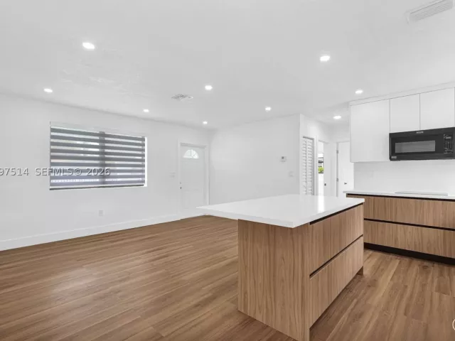 Продажа дома по адресу 2460 NW 175th St - фото 9387352