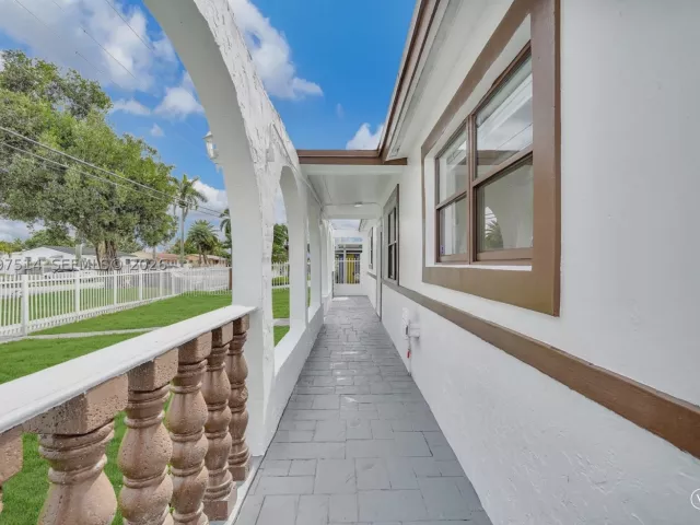 Продажа дома по адресу 2460 NW 175th St - фото 9387361