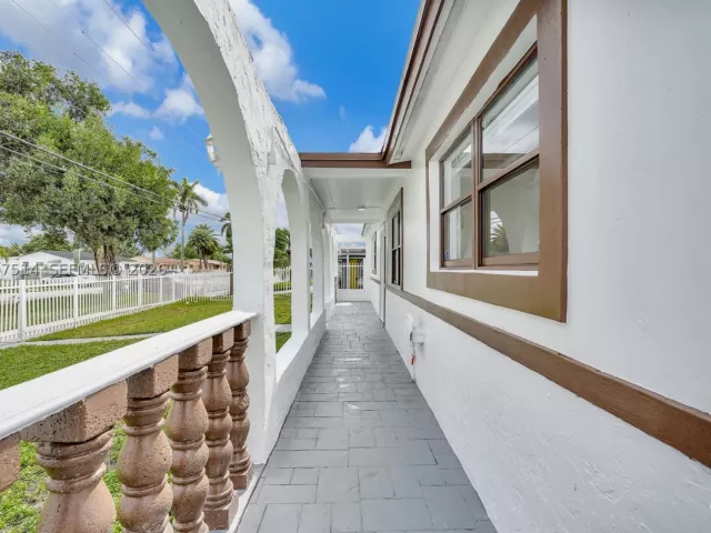 Продажа дома по адресу 2460 NW 175th St - фото 9387362