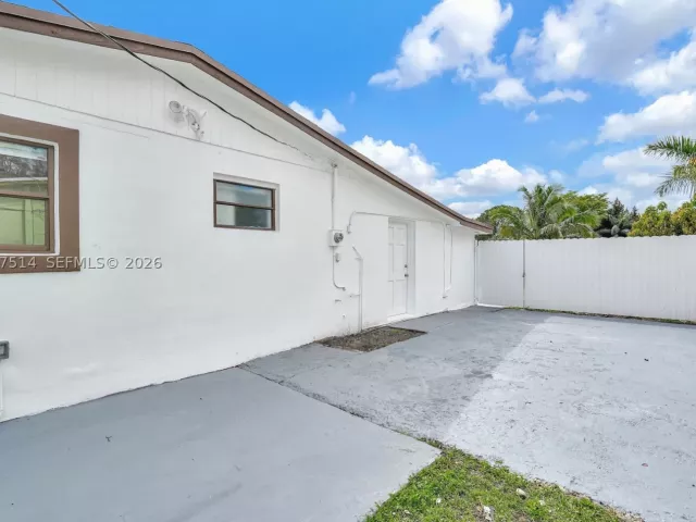 Продажа дома по адресу 2460 NW 175th St - фото 9387364