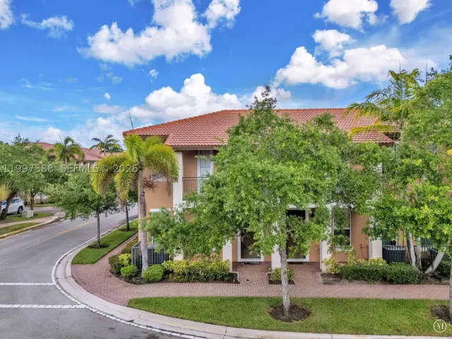 Продажа дома по адресу 1148 SW 147th Ave - фото 9113135