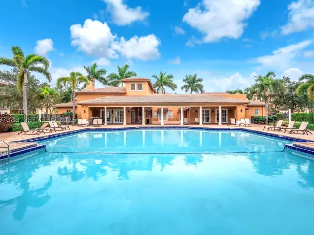 Продажа дома по адресу 1148 SW 147th Ave - фото 9113138