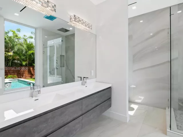 Дом в аренду по адресу 1615 NE 3rd Ct - фото 7573602