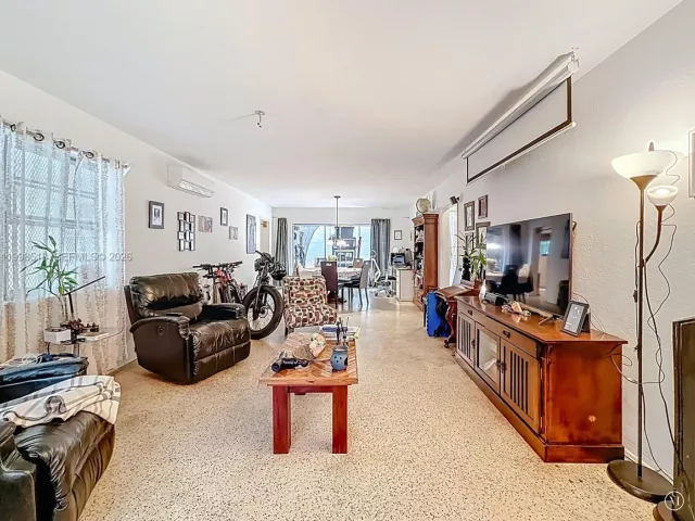 Продажа дома по адресу 8347 E Dixie Hwy - фото 7576082