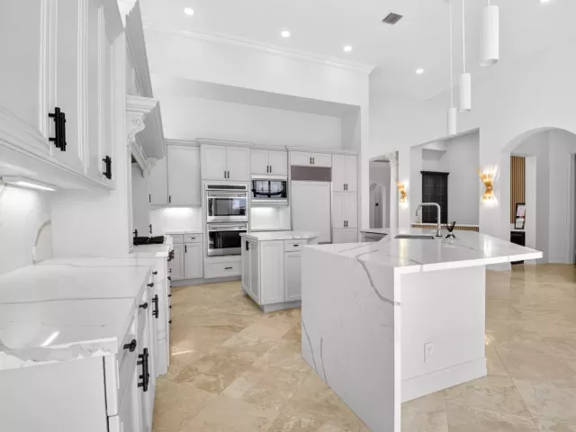 Продажа дома по адресу 17921 Villa Club Way - фото 9034670