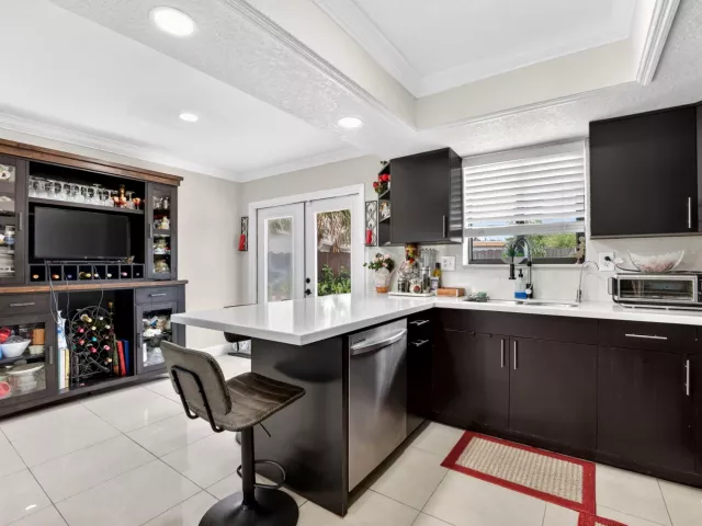 Продажа дома по адресу 5051 NE 6th Avenue - фото 9063293