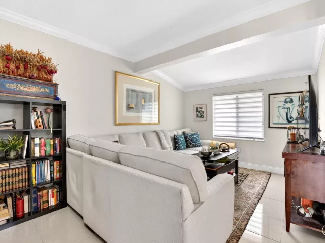 Продажа дома по адресу 5051 NE 6th Avenue - фото 9063299