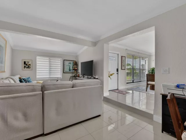Продажа дома по адресу 5051 NE 6th Avenue - фото 9063304