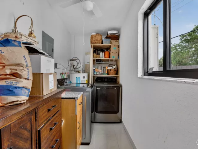 Продажа дома по адресу 5051 NE 6th Avenue - фото 9063309