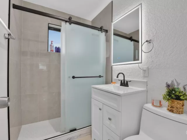 Продажа дома по адресу 5051 NE 6th Avenue - фото 9063319