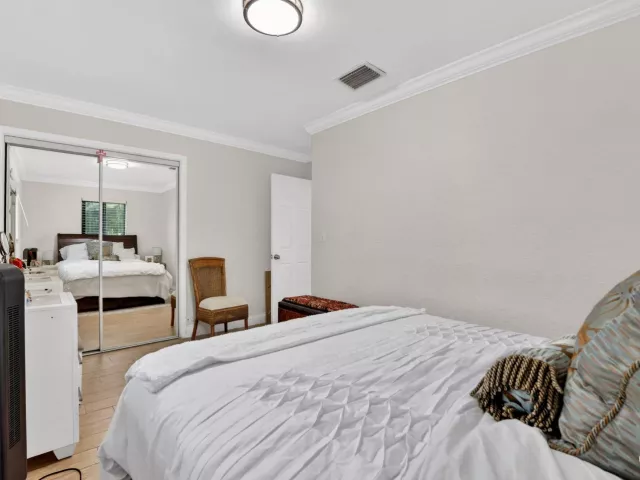 Продажа дома по адресу 5051 NE 6th Avenue - фото 9063328