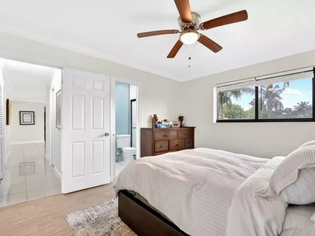 Продажа дома по адресу 5051 NE 6th Avenue - фото 9063335