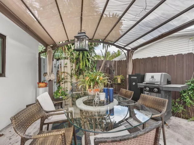 Продажа дома по адресу 5051 NE 6th Avenue - фото 9063359